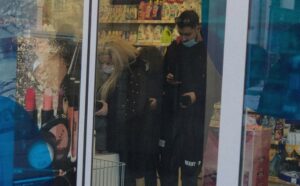 В КРАЧКА! Ваня Великова и Венелин обикалят влюбени центъра на Габрово (СНИМКИ)