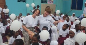 Мария Силвестър дари паста за зъби и четки на сираци в Занзибар