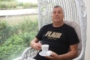 PR-ът на звездите Атанас Лазаров залага на „Flair“