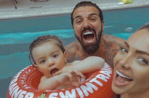 Малкият Благой с първи уроци по плуване