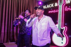 100KILA откри с гайдари визитата си в Black and White Piano Lounge