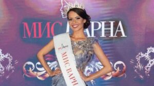 21-годишната Стефани Карова бе коронясана за Мис Варна 2021 на грандиозен спектакъл в морската ни столица