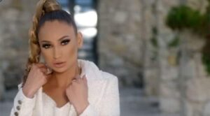 Младата певица Тина атакува по време на криза с „Нещо чуждо“ ВИДЕО