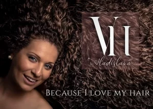 Красива певица рекламира своята серия супер продукти за коса