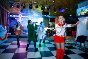 Дует Expose завладяха всички в нощта на Halloween в Black and White Piano Lounge