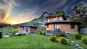 Глинени къщи с приказна гледка – всичко това в комплекс “Под скалите”