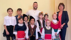 Англичани на хорото на Валентин Велчев в Масларево