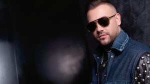 Валентин Велчев влиза в дискотеките с летния хит „Спрял часовник“