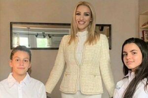 Лейди България Александрина Йорданова с благотворителен семинар по етикет за млади дами