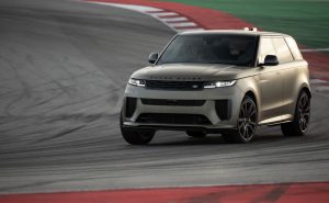 СПИРАЧНАТА ЕФЕКТИВНОСТ НА RANGE ROVER SPORT SV ЗАДАВА НОВИ СТАНДАРТИ