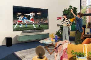 ЛЕТЕН СПЕКТАКЪЛ ОТ LG: РЕВОЛЮЦИОННИ OLED ТЕЛЕВИЗОРИ И ПОТАПЯЩИ САУНДБАР СИСТЕМИ ПРЕНАСЯТ СТАДИОНА У ДОМА