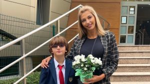 Мисис България Яна Средкова изпрати най-малкото си дете на училище