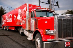 Камионът на добрината на Coca-Cola носия магията на Коледа в девет града в България