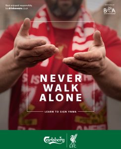 Всички са поканени: Carlsberg подкрепя глухите футболни фенове с жестов превод за мача Liverpool FC – West Ham