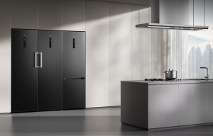 През 2026 г. TCL ще пусне на пазара комбинацията от вграден вертикалнен хладилник и фризер Free Built-in®, хладилника от серията Mega Space® SE и пералната машина от серията F4 Velocare™ – нови попълнения към съществуващото портфолио от климатици и големи домакински уреди. Тъй като потребителите търсят по-интелигентни и ефективни продукти в ежедневието си, тази линия отразява продължаващия фокус на TCL върху осигуряването на по-добра свързаност и ефективност в европейските домакинства.  Портфолио от домакински уреди на TCL в Европа