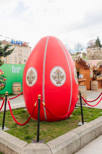 3-метрово великденско червено яйце с българска шевица и 1500 цветни  яйца посрещнаха гостите на Sofia Spring Fest 2026   