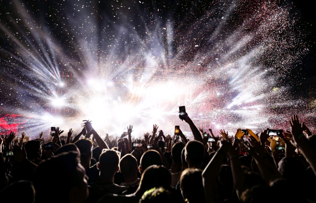 ДОМЪТ ТИ Е НОВИЯТ ФЕСТИВАЛ: КАК ДА ПРЕЖИВЕЕШ COACHELLA АТМОСФЕРАТА У ДОМА