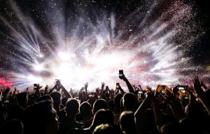 ДОМЪТ ТИ Е НОВИЯТ ФЕСТИВАЛ: КАК ДА ПРЕЖИВЕЕШ COACHELLA АТМОСФЕРАТА У ДОМА