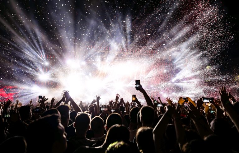 ДОМЪТ ТИ Е НОВИЯТ ФЕСТИВАЛ: КАК ДА ПРЕЖИВЕЕШ COACHELLA АТМОСФЕРАТА У ДОМА