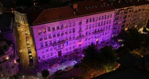 20 общини от цялата страна засияха в лилаво в подкрепа на недоносените бебета
