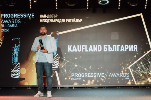 Браншът отличи компанията за принос към развитието и растежа на целия бързооборотен сектор в България  Компаниите от бързооборотния сектор избраха Kaufland България за „Най-добър международен ритейлър“ в конкурса Progressive Awards 2026. Наградите се организират за осма поредна година от сп. „Progressive“, а победителите бяха определени след вот между 12 500 секторни мениджъри. Обработката на резултатите е извършена от независимата компания за маркетингови проучвания IPSOS България. Наградата в тази категория се присъжда на компанията с най-голям принос към развитието и растежа на целия бързооборотен сектор в България.  „Зад това отличие стои трудът на близо 8000 служители и затова то е толкова ценно за нас. Отличието е признание за усилията на целия ни екип и за последователната ни работа в подкрепа на българските производители, клиентите и икономиката на страната. С него Kaufland затвърждава позицията си на водещ търговец, дългосрочен партньор на българския бизнес, както и ролята си на един от най-големите работодатели в България“, каза Венцислав Алексов, ръководител отдел „Контрол нестокови фактури, дълготрайни активи и отчети“ по време на церемонията.  През 2026 год. Kaufland отбеляза 20 години на българския пазар, като за това време компанията е създала добавена стойност за близо 14 млрд. евро за българската икономика. За две десетилетия Kaufland е изплатил над 1 млрд. евро под формата на данъци и такси и близо 1 млрд. евро за заплати, което се превръща в реална подкрепа за бюджета на страната и за хиляди семейства.  Към днешна дата директният икономически принос на Kaufland възлиза на 2,2 млрд. евро годишно, а когато се отчете и ефектът върху доставчици, партньори и заетостта, общото въздействие върху икономиката надхвърля 4 млрд. евро.  Компанията се превърна в един от най-големите частни работодатели с близо 8000 служители през 2025 г. Всяко работно място в Kaufland България поддържа още 6 други в икономиката, като по този начин дейността на компанията допринася за близо 50 000 работни места в страната.  Kaufland е търговската верига на дребно с най-богат асортимент от 24 000 хранителни и нехранителни стоки у нас. Компанията отчита 30% годишен ръст на реализирана българска селскостопанска продукция в своите магазини, като само през 2025 г. осъществената продукция плодове и зеленчуци от български производители достига стойност от близо 81 млн. лв. По Програмата за договорно изкупуване на ритейлъра, която стартира през 2019 г., реализираната продукция за изминалата година е два пъти повече от годината на старта.
