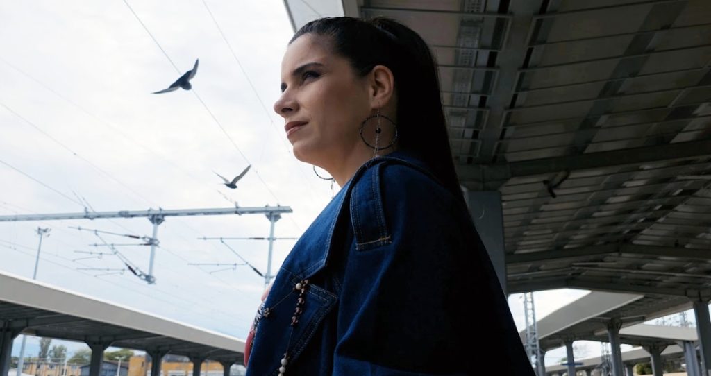 Ive & Chaz с денс-поп разказ за смелостта да си „Различна“