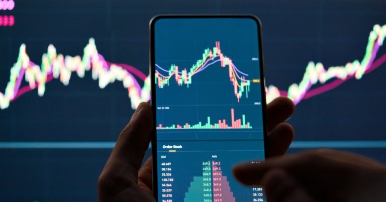 Ротация на пазара: инвеститорите търсят възвръщаемост от AI отвъд големите технологични гиганти