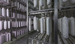 Луканката продължава да е любимото мезе на българина
